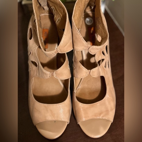 MIZ MOOZ Taupe Leather Tino Cutout Wedge Size 10 - Picture 14 of 16